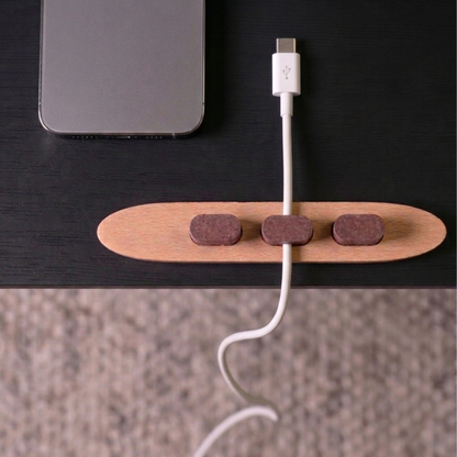 Organizador Magnético de Cables de Escritorio en Madera