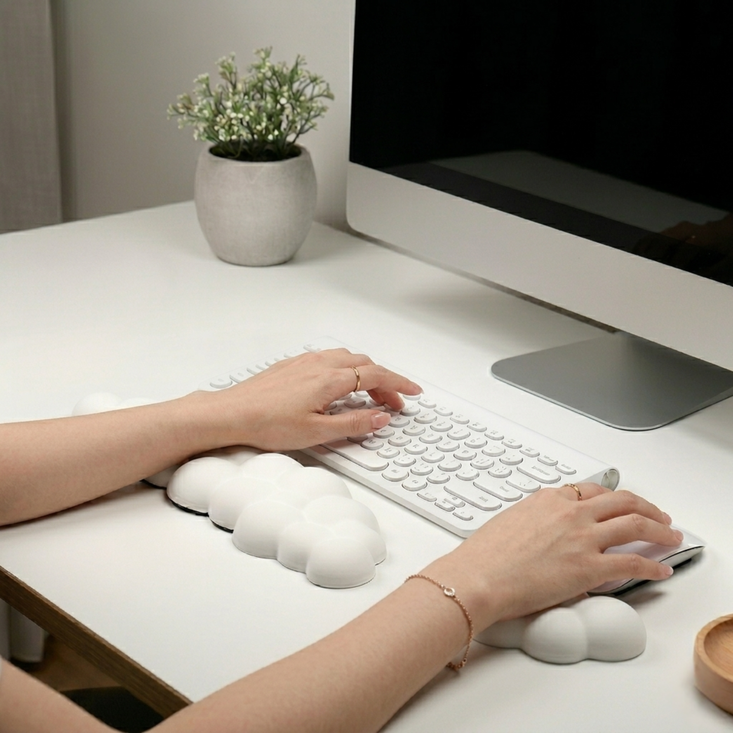 Reposamuñecas Ergonómico con Diseño de Nube y Base Antideslizante