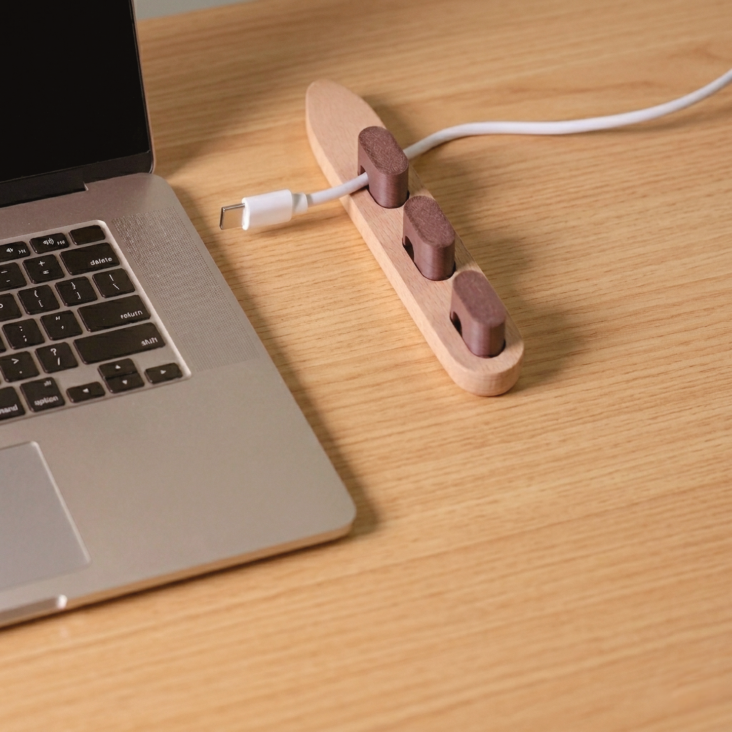 Organizador Magnético de Cables de Escritorio en Madera