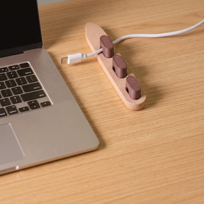 Organizador Magnético de Cables de Escritorio en Madera